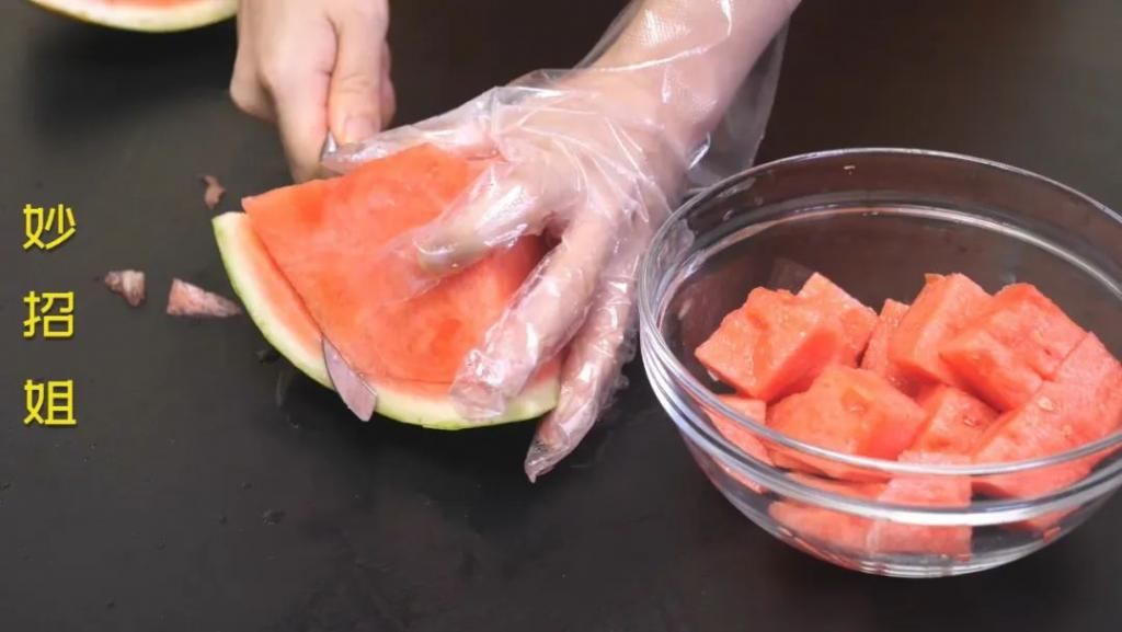  西瓜|用这个方法切西瓜，吃完不脏手不流汁，大家都夸好！