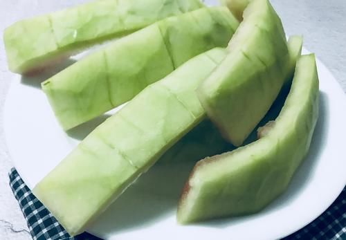 麻辣|西瓜皮您会吃吗?教您一道不花钱的开胃小菜,麻辣鲜香,超下饭