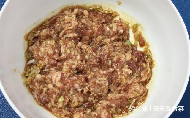 香喷喷|一棵白菜,两碗面,烙出皮薄大馅,香喷喷的白菜饼,真香