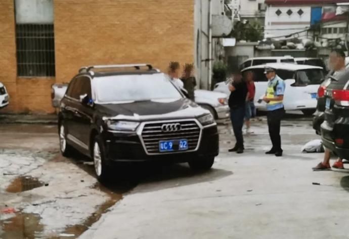  卷入|惊心！两小孩被卷入车底！小的自己爬出来，大的却……