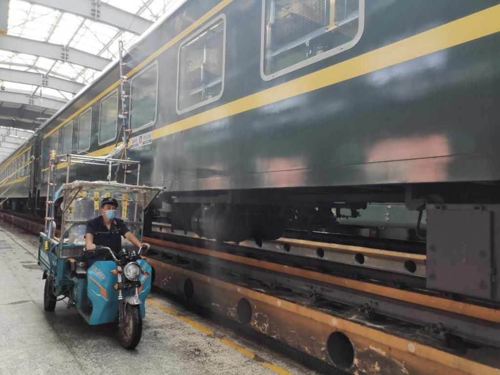 铁路|铁路“洗车工”研发出移动清洁车节能高效