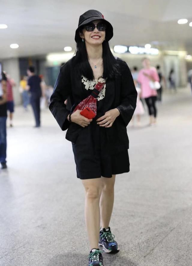  马丁|段艺璇走甜酷路线，条纹套装配马丁靴，细腰长腿身材真好