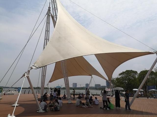  前往|夏天来滴水湖泛舟湖上！自驾前往没车位？这9栋大厦对游客开放啦