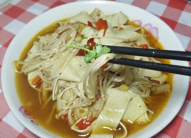 豆腐皮|天热豆皮金针菇这么做,吃得才够味,鲜嫩滑爽开胃,简单好吃下饭