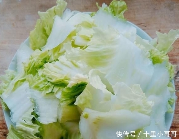 包菜|做手撕包菜,直接下锅就错了!学会这一招,不发黑不油腻酸爽可口