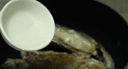 奶白|不管煮什么鱼汤,谨记这2个要点,鱼汤奶白没腥味,超级好喝!