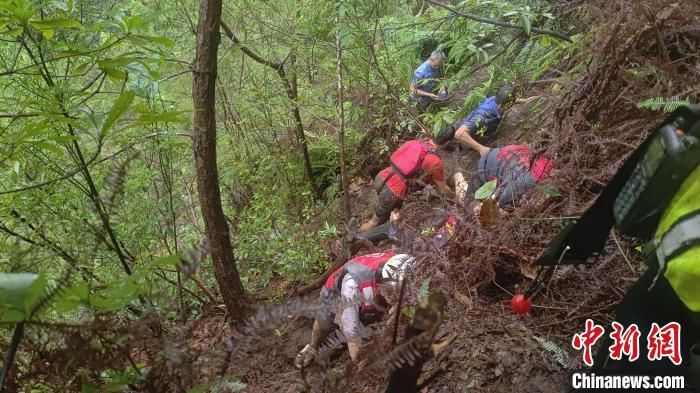 广西桂林：山洪致多人被困山谷 桂林消防紧急救援