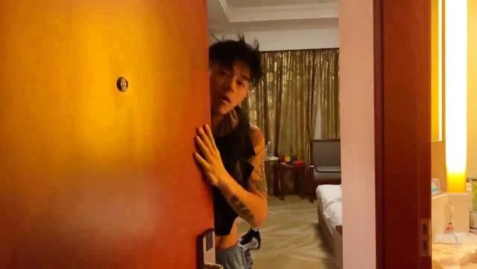  HipHop|用几十秒镜头就跻身《新说唱》20强，这个男人够HipHop了吗？