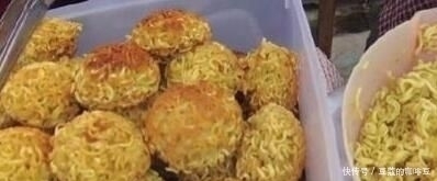 小吃|阿姨把方便面做出新花样，一袋面能卖10元，小学生们抢着吃