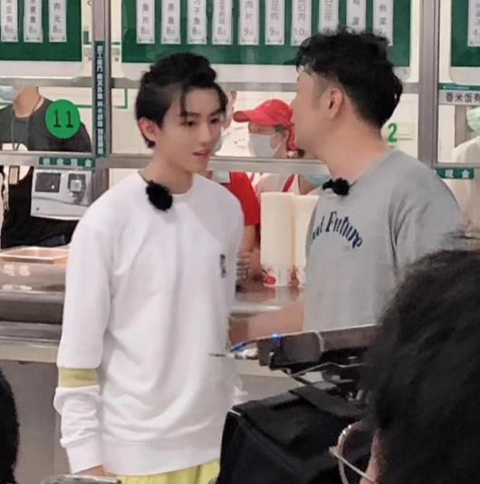  王俊凯|王俊凯为医务人员亲手做午餐，而谁注意他送餐姿势？素养是装不住的