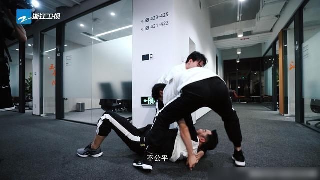  三人行|三人行必有蔡徐坤《奔跑吧》这期撕名牌最大看点来了