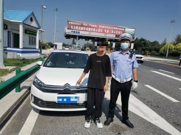  驾驶员|青岛一未成年小伙无证驾车上高速，后座的母亲表示他经常开