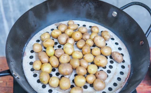 上桌|邻居送的食材,有钱也难买到,上桌都抢着吃,一口一个,够味