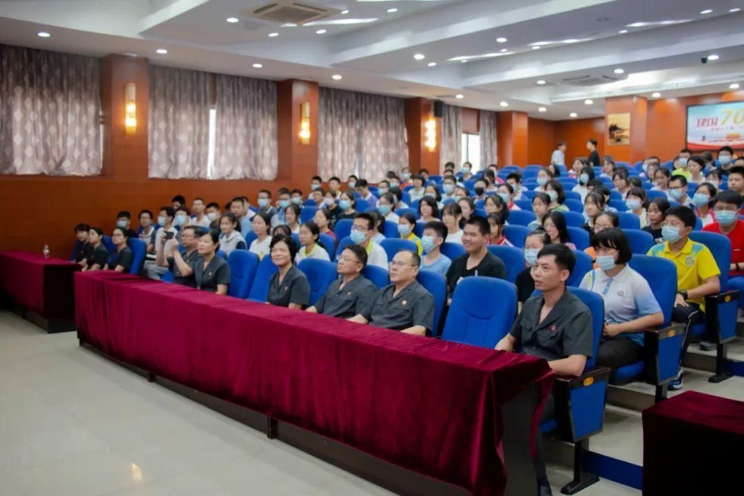 同学们|法在心中，“典”亮人生！福建三级法院法官送民法典进校园