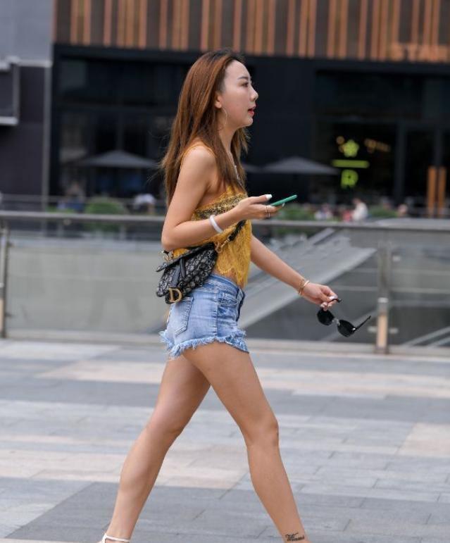  时尚|搭配吊带上衣和破洞牛仔裤，走在大街上轻松释放出独特的美。