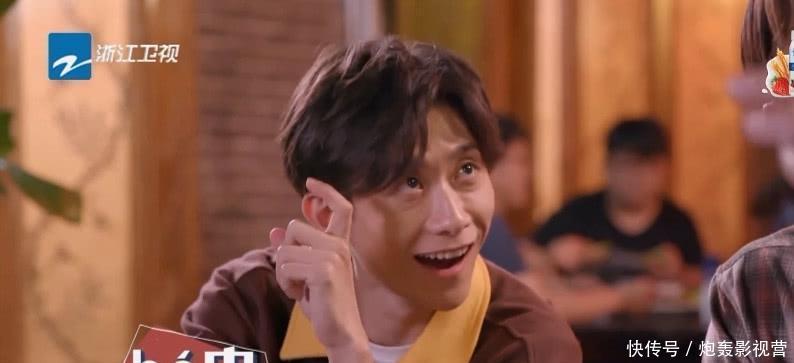 稻虫|张一山大口吃稻虫和蛇皮,谢霆锋惊讶,张一山:做演员啥没吃过?