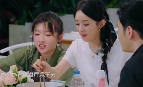  架起|赵丽颖扒拉菜惹争议，张雨绮也被拖下水，饭桌上架起腿观感太差