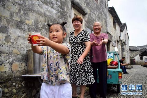  将酸梅汤赠|浙江宁海：烹茶济行人 善举代代传