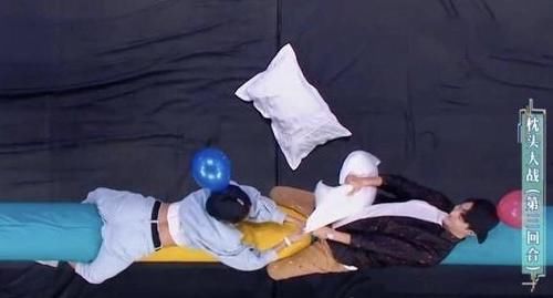  王一博|快本：王一博李冰冰“枕头大战”，有谁注意他俩的牵手方式，好似偶像剧