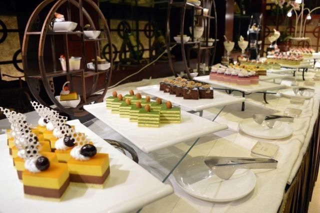 老板|母女吃自助狂拿6盘大虾,看到桌上的虾壳老板怒了,食客骂得好