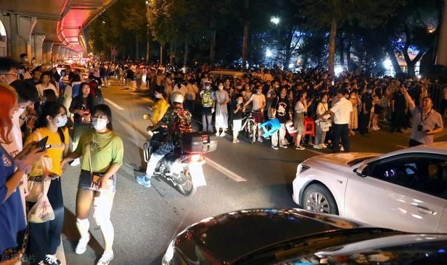  东北|跑男现身东北录制，引道路拥堵上头条，女粉丝骑老公脖子看帅哥