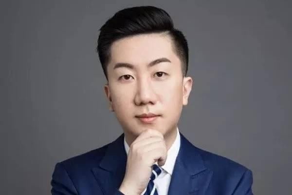  虎牙|虎牙CSGO一哥QUQU再度膨胀，让老婆佳慧倒水，忘了自己妻管严身份