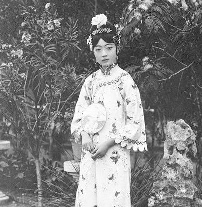 婉容|末代皇后婉容的日常服饰,图2是皇后朝服,图6是日本和服