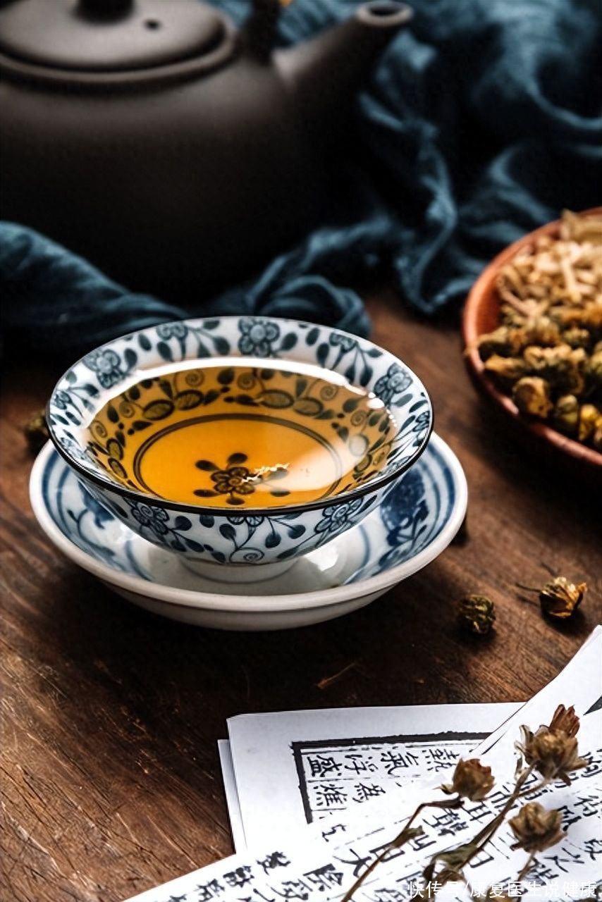 中药枸杞奶茶(中药奶茶热卖，熬夜喝枸杞水、吃冷饮泡脚真的养生？一文说清真相)