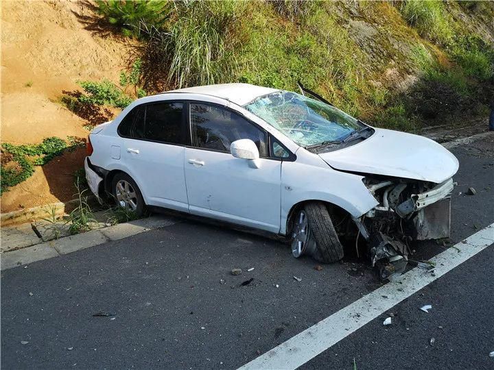  转向失控时|轿车在高速上撞得稀烂，司机这样解释……这个习惯很多人都有！
