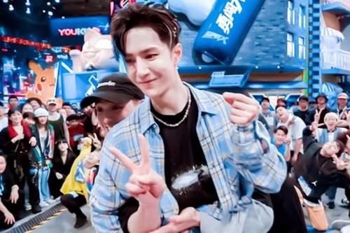  张萌更|王一博跳舞看哭张萌？现场表演炸裂全场，不愧是专业人员