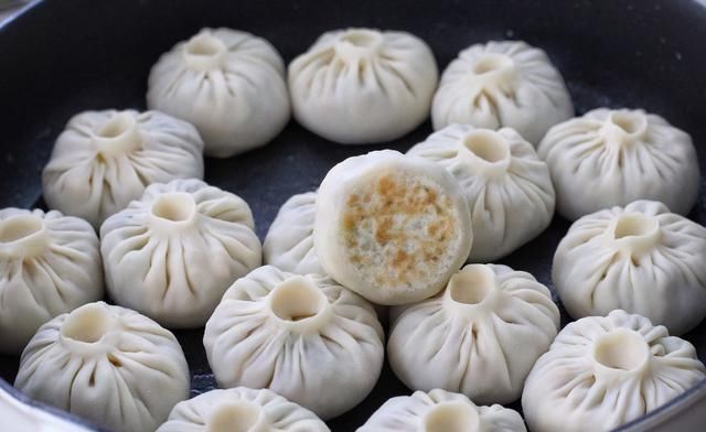 发酵|不揉面不发酵,用饺子皮做水煎包,皮薄馅大倍儿鲜美,当早餐正好