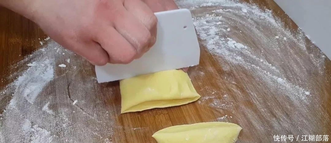 南瓜|南瓜又出新吃法,不用油炸,比面包馒头做法简单,比南瓜饼还好吃