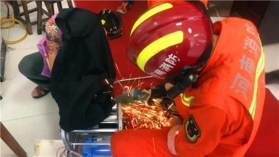  救援人员|又是压面机“咬手”消防提醒：操作机器不可麻痹大意