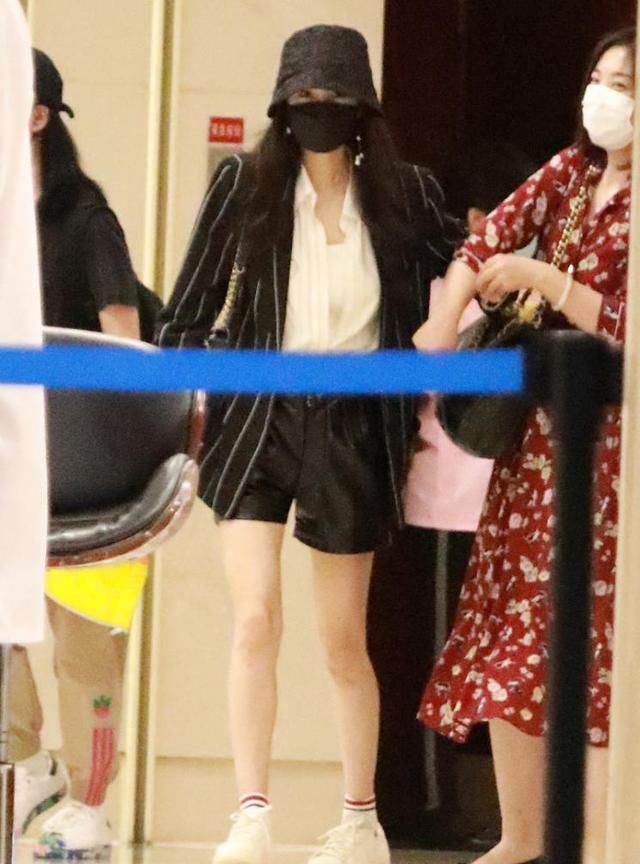 长裤|穿西装别再搭长裤了，女明星都搭配这4条短裤，时尚有范超显腿长