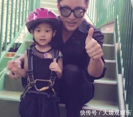  昔日|甜馨穿黑裙子神气十足，贾乃亮昔日带女儿去游乐场，还全程陪玩