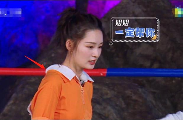  领口|《奔跑吧》李沁嫌衣服领口太大，谁注意到她的救场方式？难怪会火