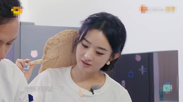  得干干净净|《中餐厅4》赵丽颖首秀刀工，看到她的手，这细节也太圈粉了