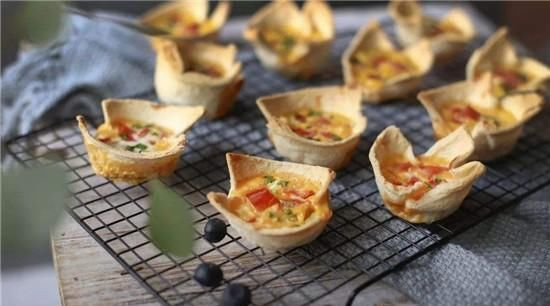  新鲜出炉|换个花样吃吐司，放到烤箱就搞定，快试试新鲜出炉的吐司杯