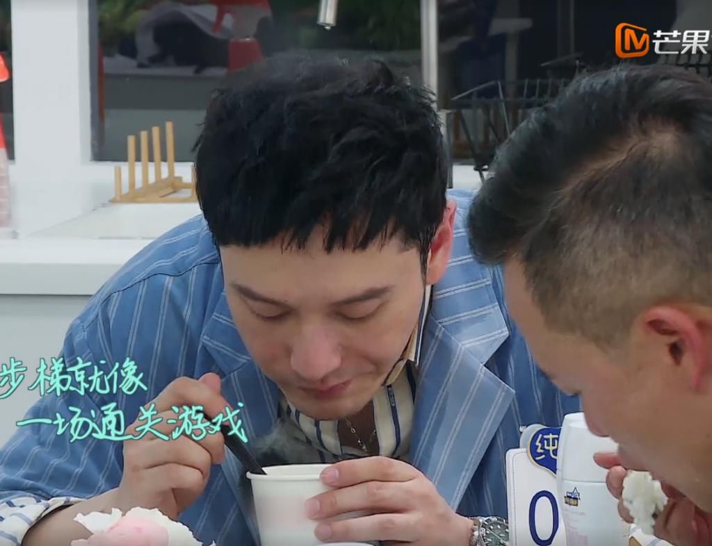  中餐厅|《中餐厅》黄晓明搬箱子累的满头大汗，“脱妆”后看清颜值：差点认不出