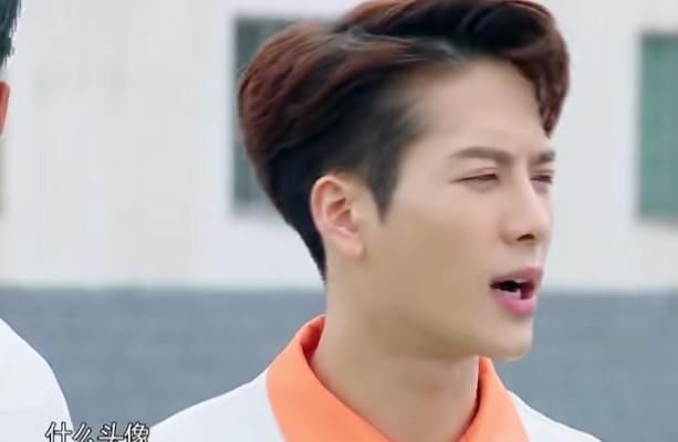  加油|跑男史上“最受宠”男嘉宾，粉丝拉横幅为他加油，谁注意上面写的字？