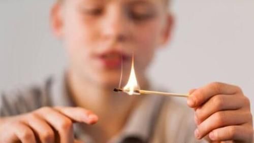  弟弟|7月21日,一栋高层公寓楼起火,10岁哥哥抛出3岁弟弟后一跃而下,落地时奇迹一幕