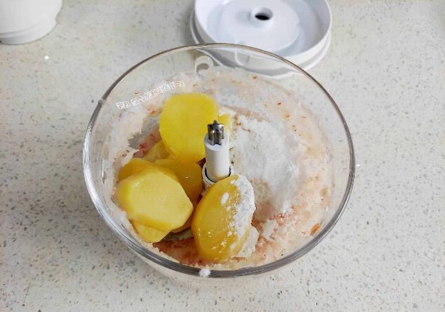  外酥|虾仁这做法外酥里嫩吃着香，不炒不蒸也不煮，做法简单几乎不用油