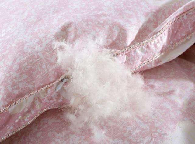  鹅绒|男子占女子车位停车被堵，女子：想挪车先赔我1万元鹅绒被的钱