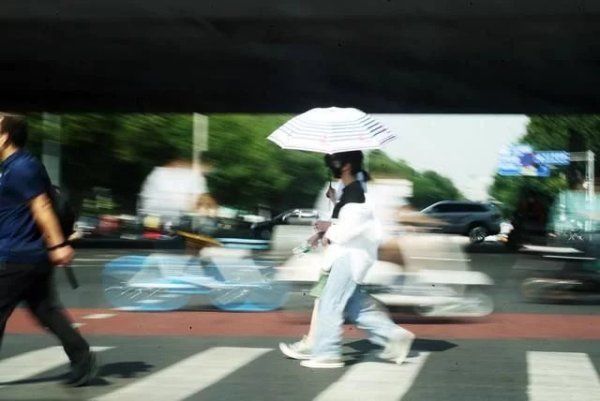 周日|北京最新天气预报：“上蒸下煮”闷热持续，周日中雨伴有雷电