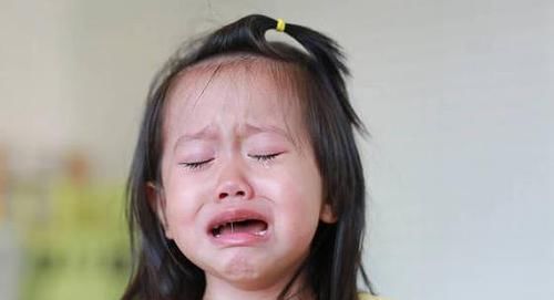 亲妈|4岁女孩被强制在公交车上让座，妈妈竟如此回怼，网友：这是亲妈
