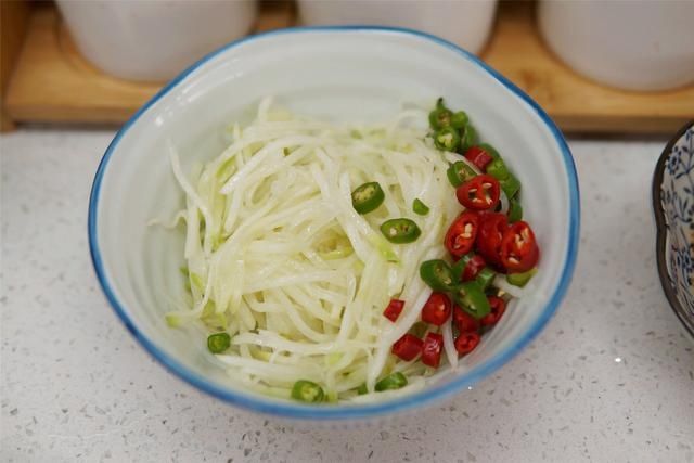  腌萝卜丝|农家奶奶腌萝卜的好方法，12个小时就能吃，香辣可口，嘎嘣脆