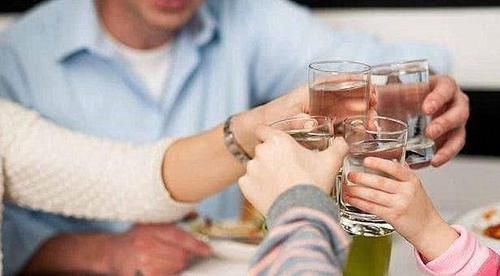 内行人|会喝酒的人旁边都会放一杯“白水”，内行人：学着点，都是经验！