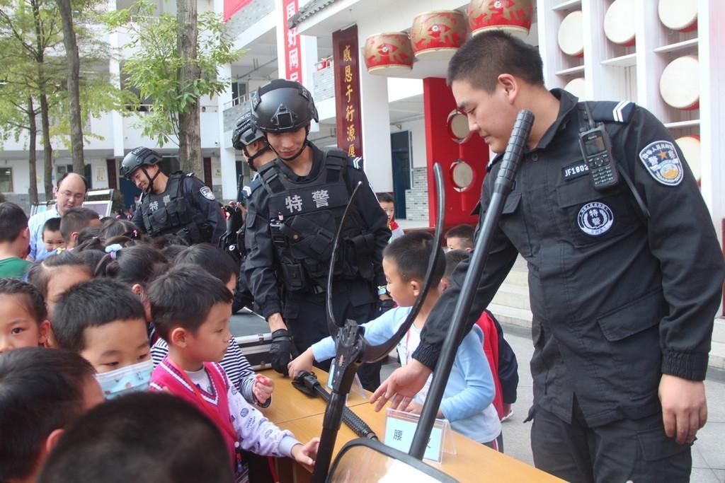 护航|护航校园安全 郫都公安开展处置突发事件演练
