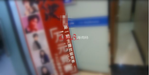  女主播|已婚男子偷窥女主播上厕所 被抓后狠扇自己巴掌