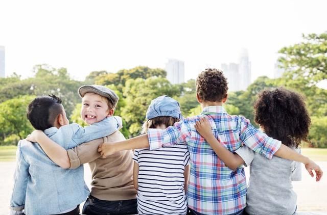 社交|“我能和你们一起玩吗？”这句教科书式社交问候，其实是在坑孩子